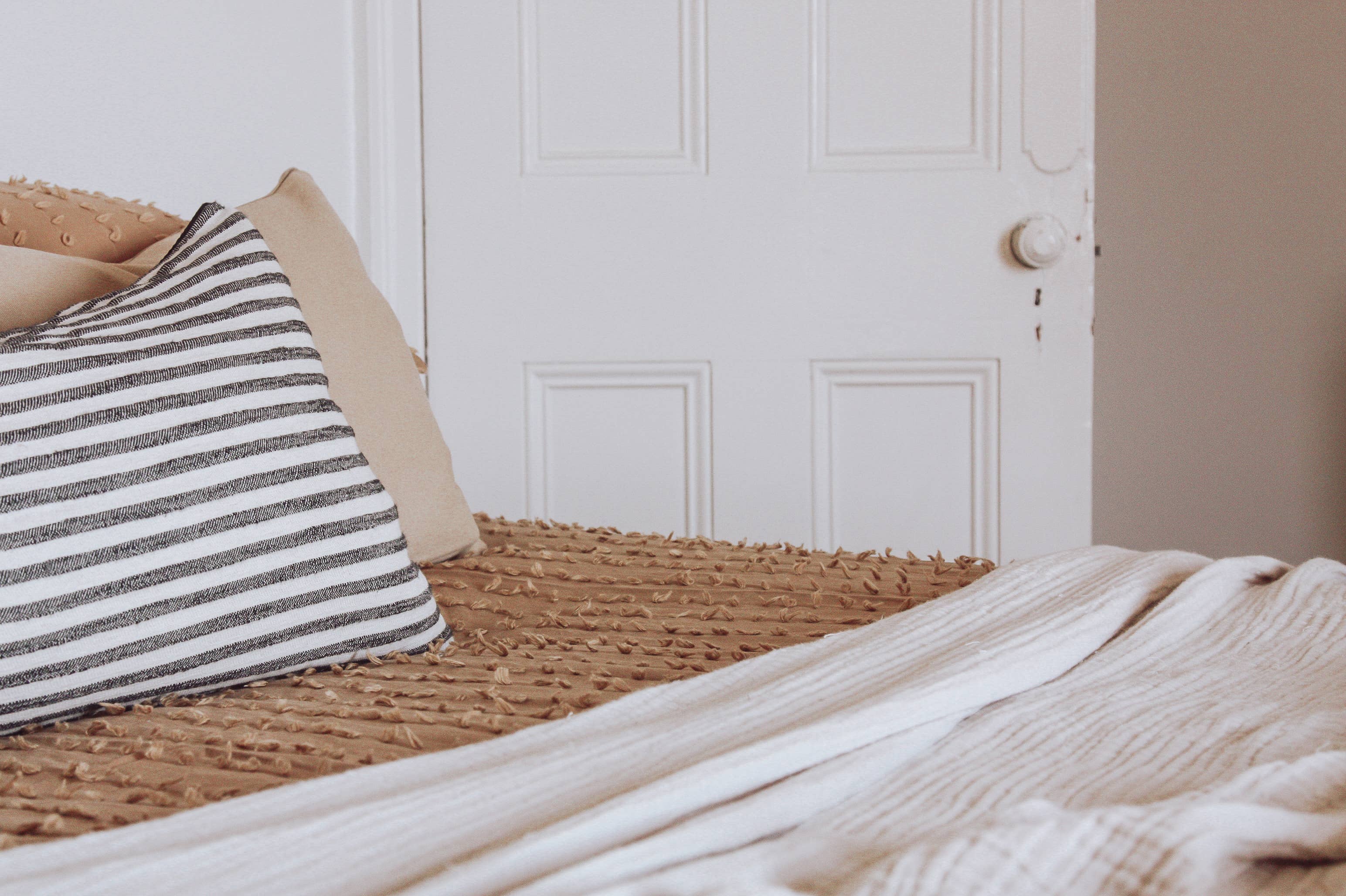 Enes Throw | White - Trouvaille Imports
