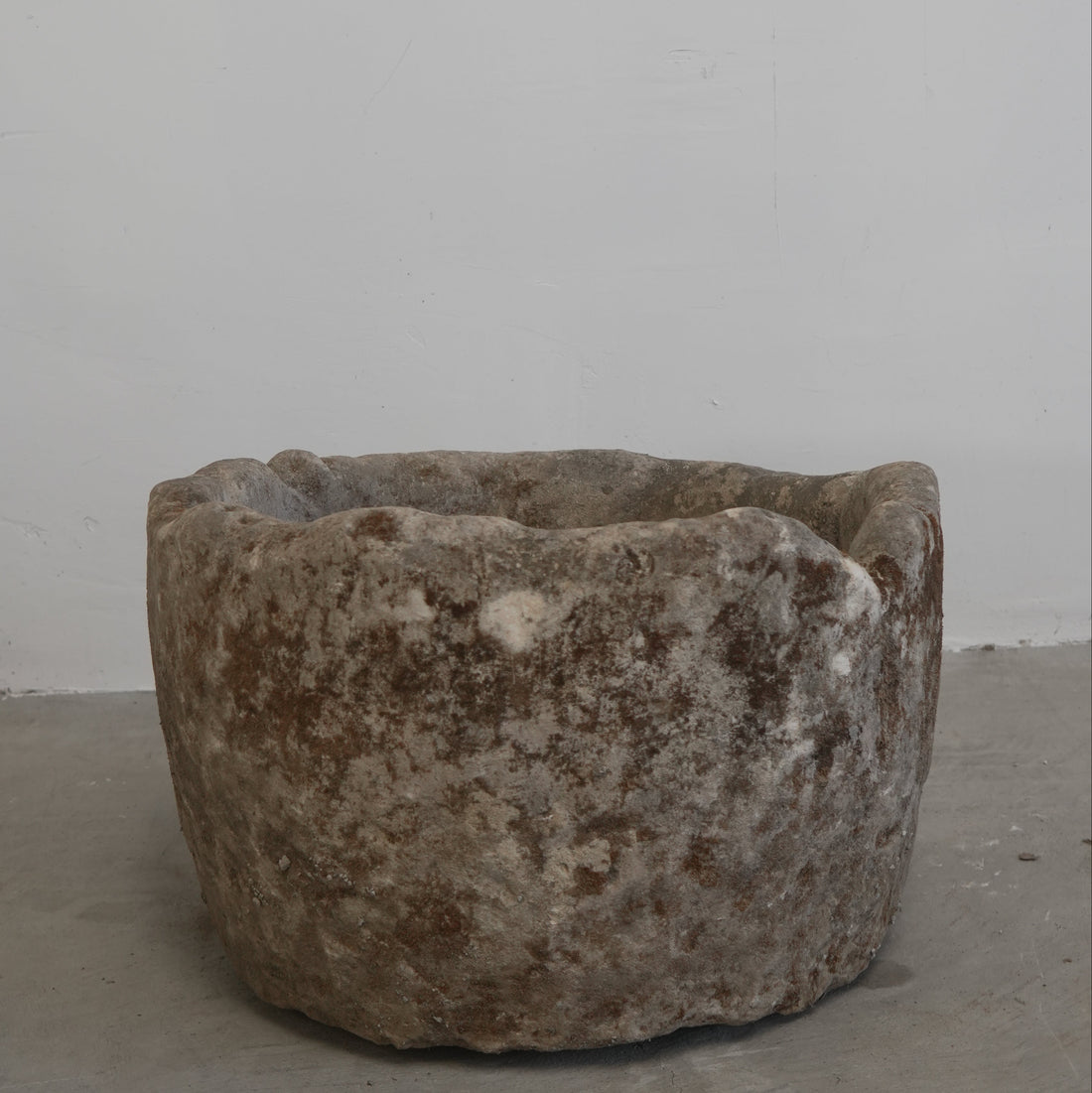 Vintage Limestone Round Trough (22 × 22 × 15 in)