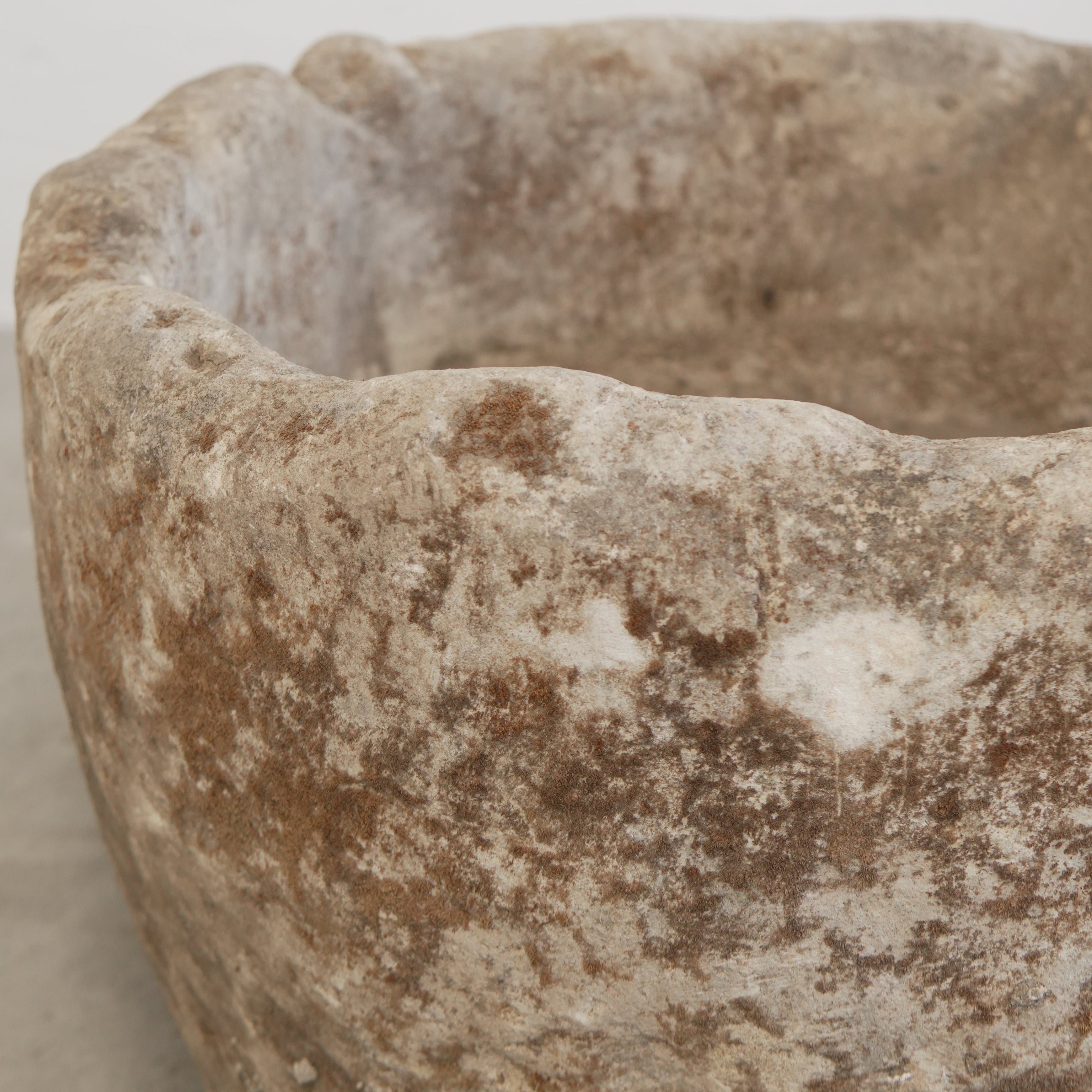 Vintage Limestone Round Trough (22 × 22 × 15 in)
