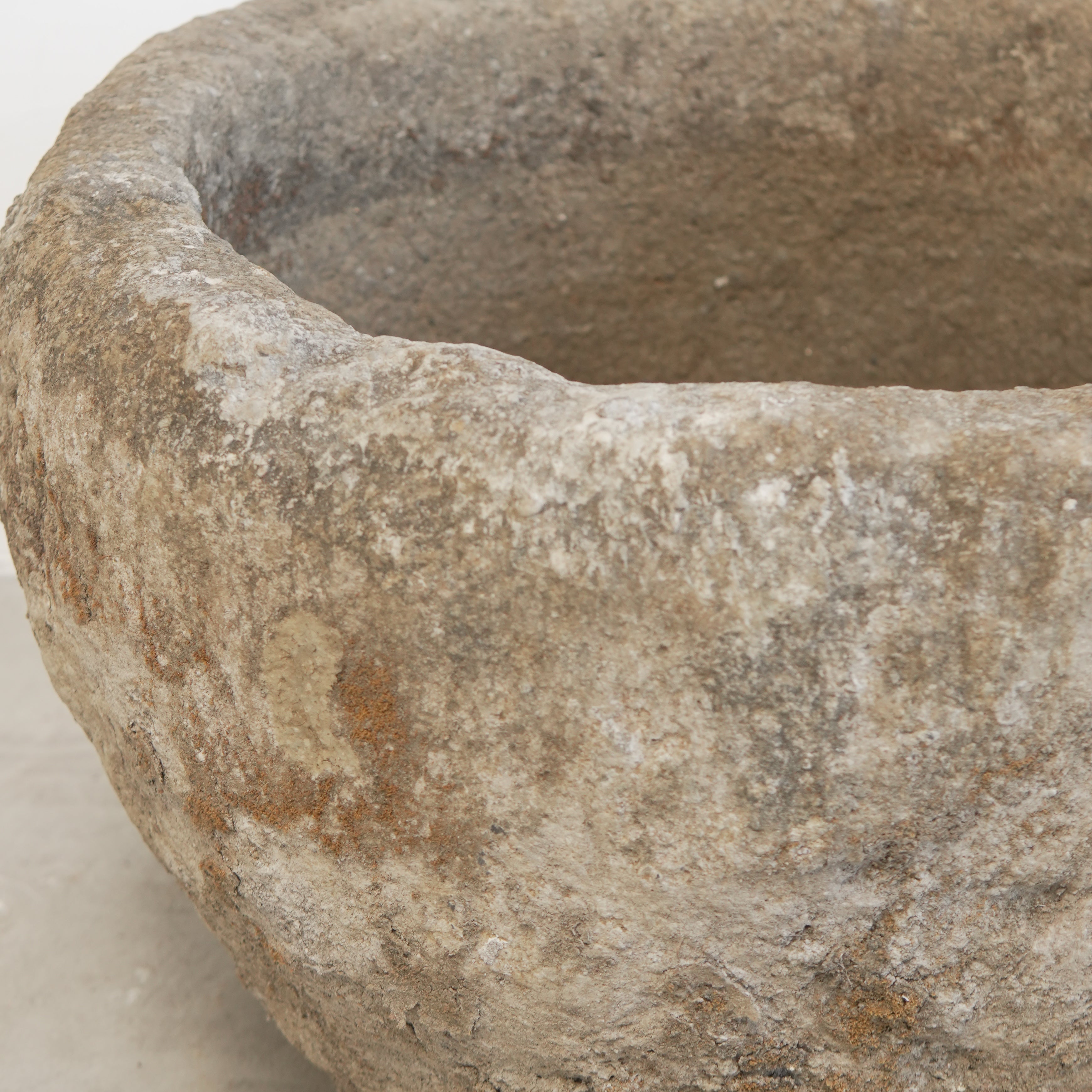 Vintage Limestone Round Trough (26 × 26 × 18 in)