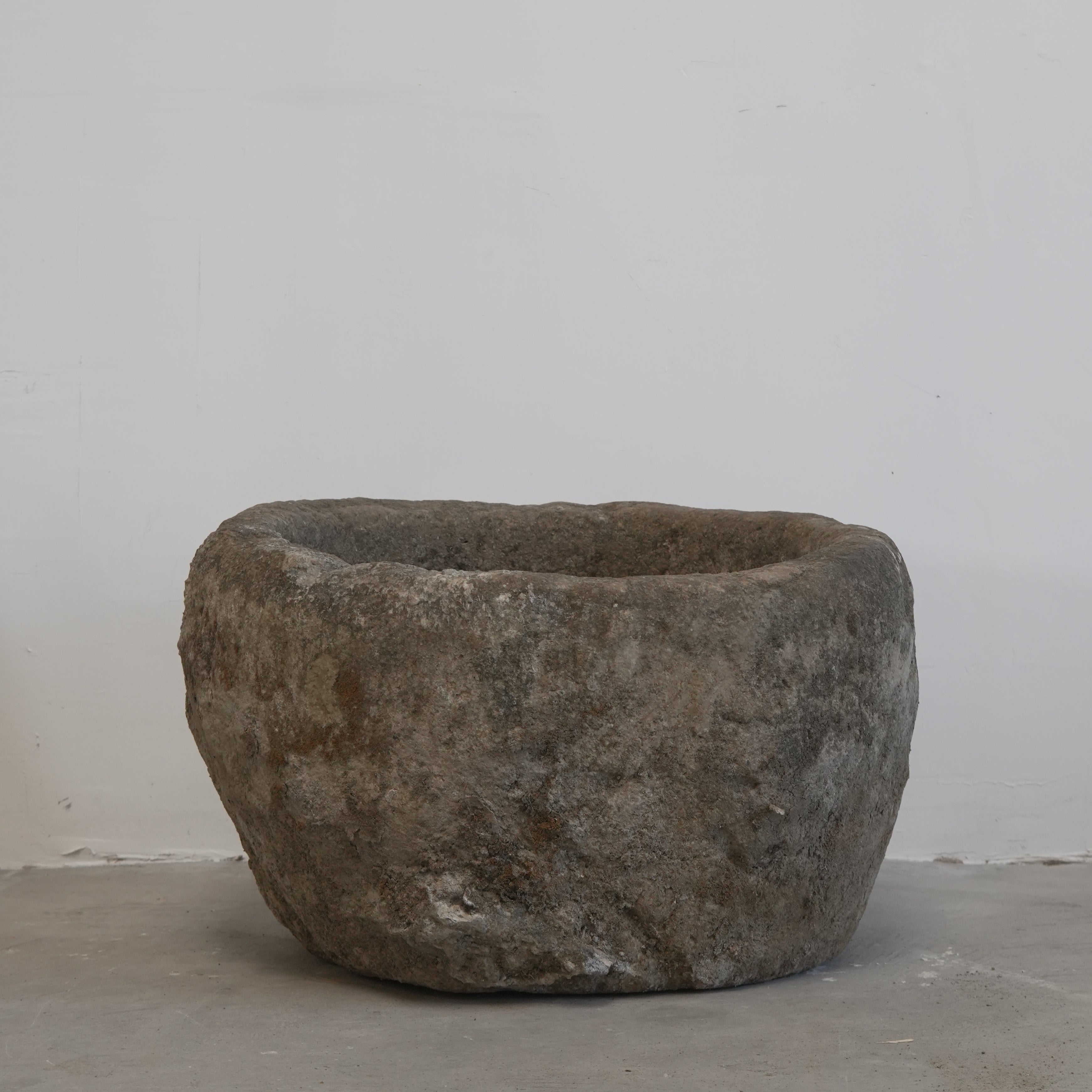 Vintage Limestone Round Trough (26 × 26 × 18 in)