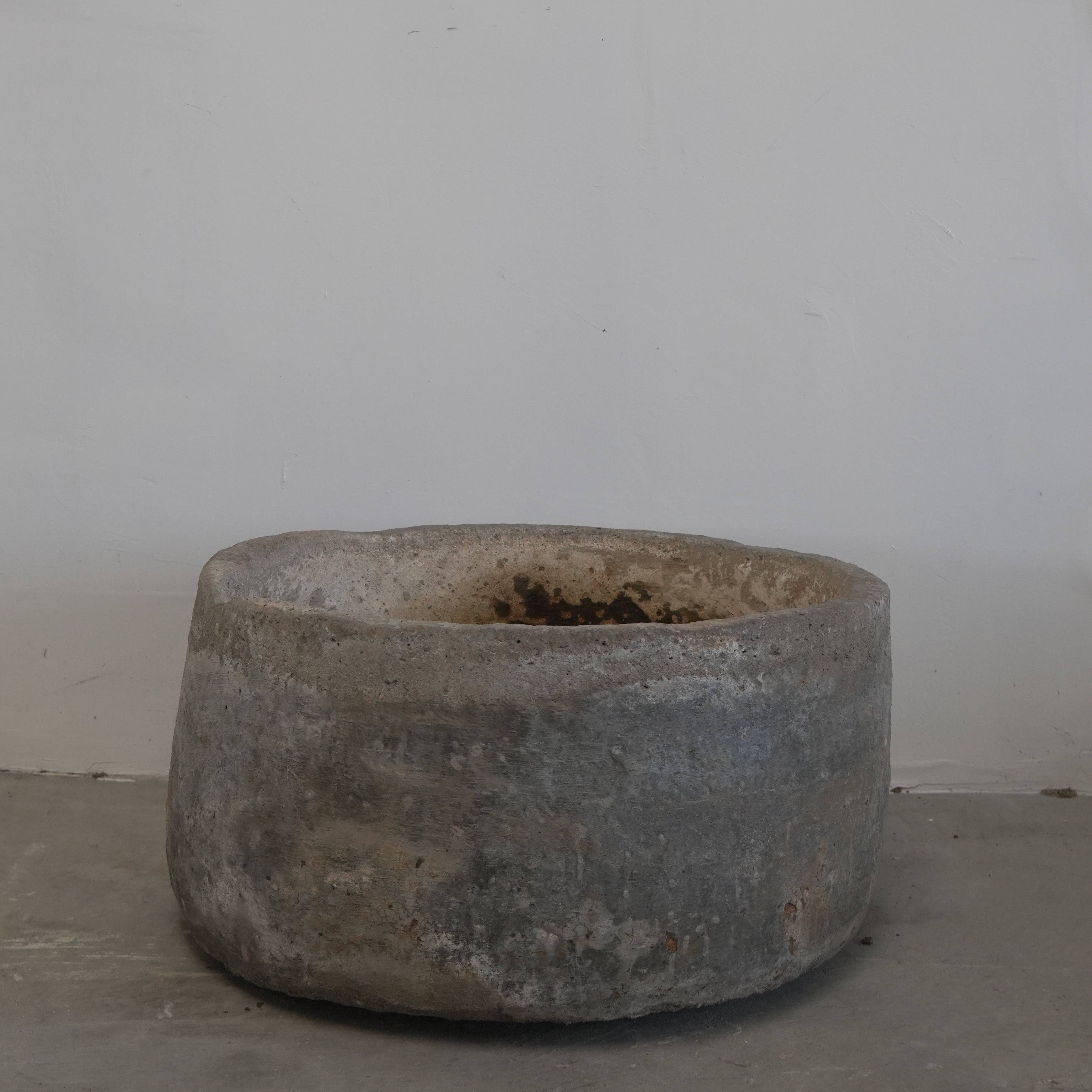 Vintage Limestone Round Trough (29 × 29 × 16 in)