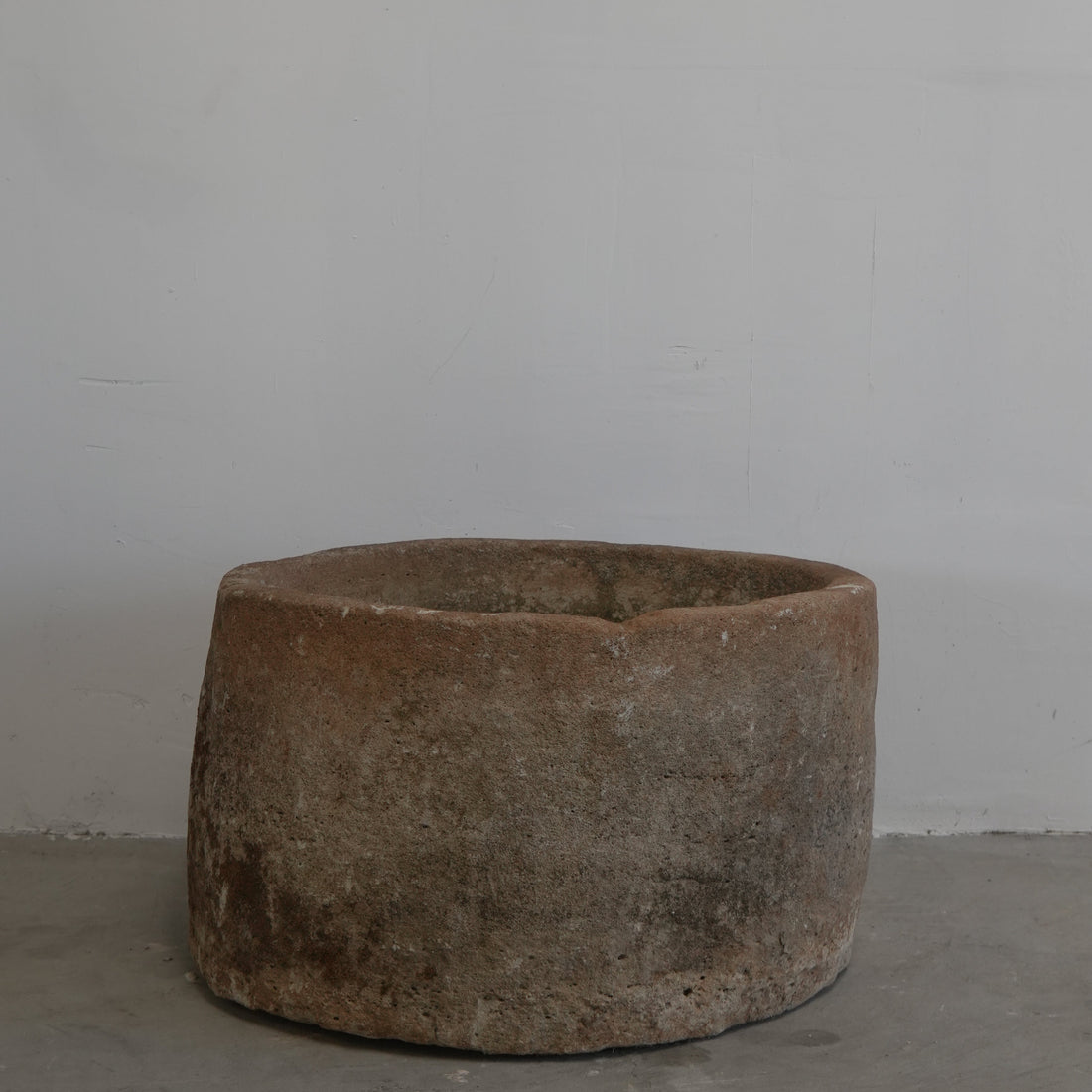 Vintage Limestone Round Trough (26 × 26 × 16 in)