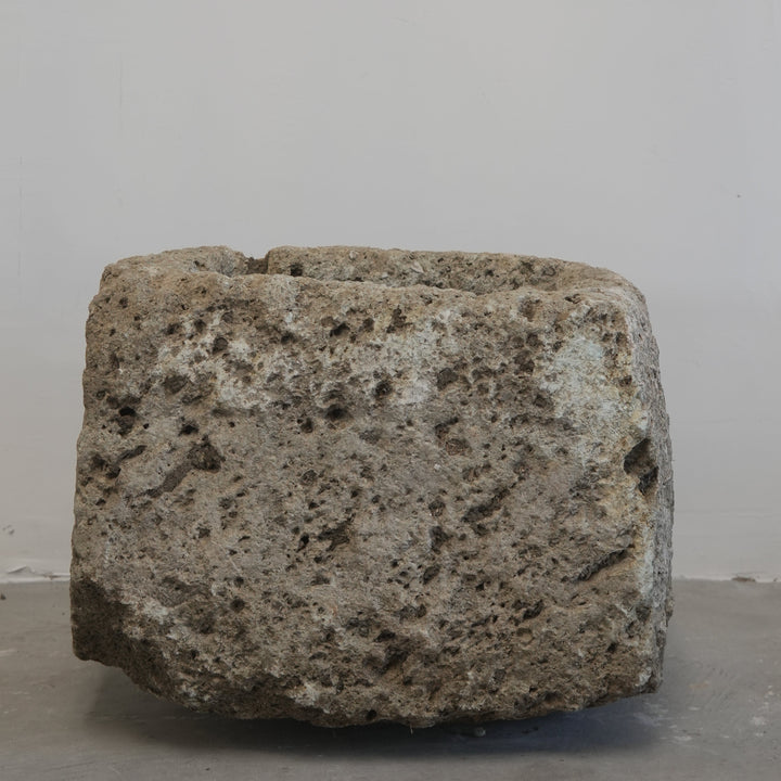 Vintage Limestone Planter (18 × 22 × 20 in)