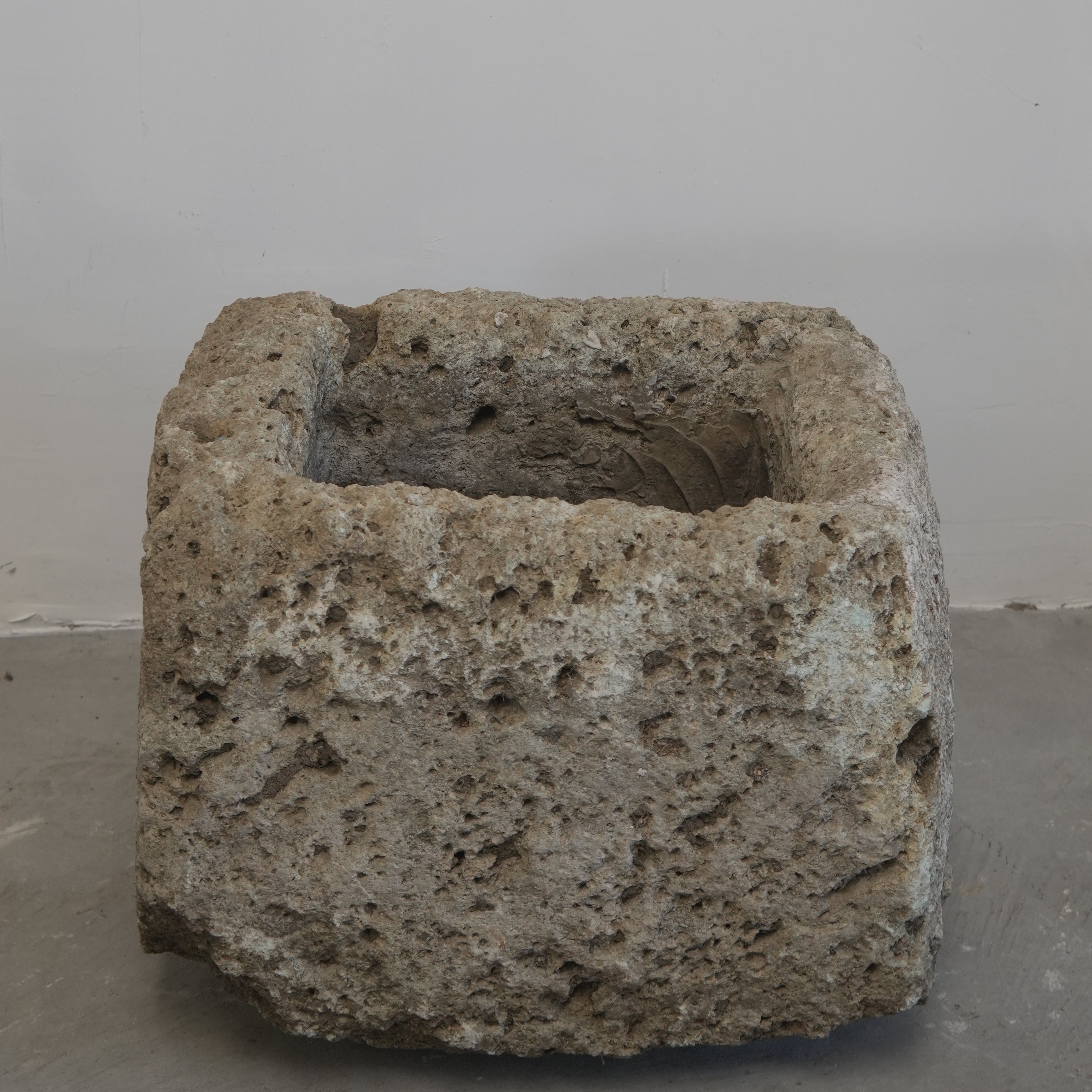 Vintage Limestone Planter (18 × 22 × 20 in)