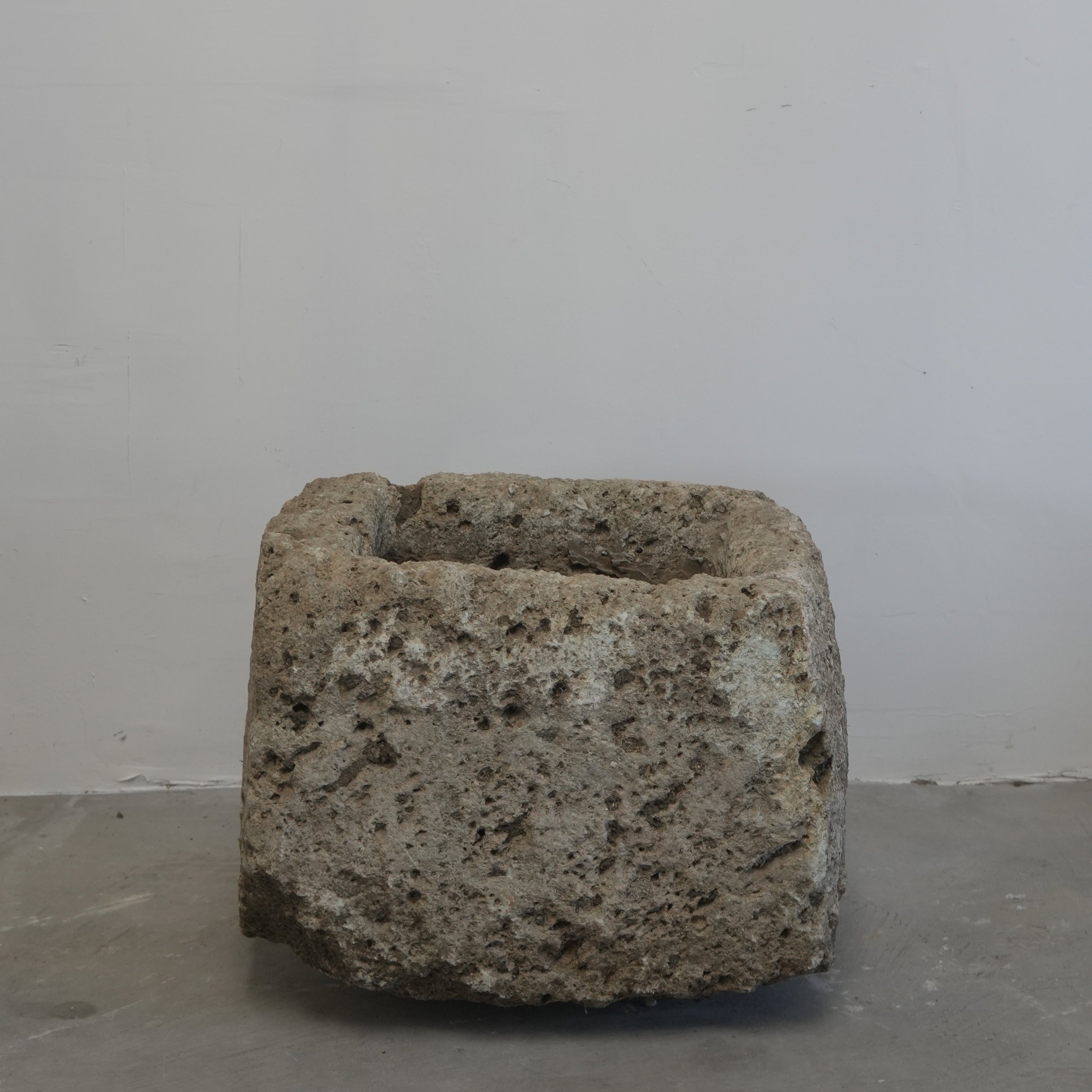 Vintage Limestone Planter (18 × 22 × 20 in)