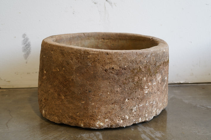 Vintage Round Limestone Planter

Dimension: 26" D x 15" H